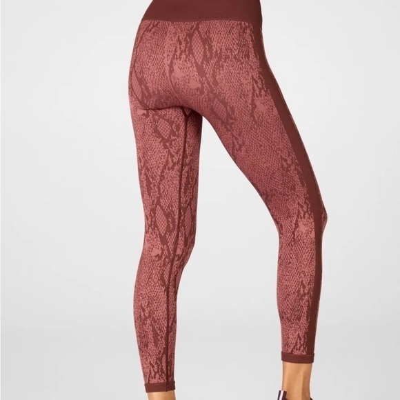 Fabletics Burgundy
Snakeskin High Waisted
Seamless Leggings Size
M - Picture 3 of 7